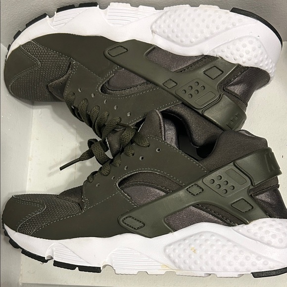 dark green huaraches nike